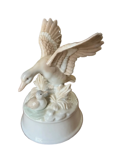 Vintage Ceramic White Duck and Duckling Music Box- Condition Issues
